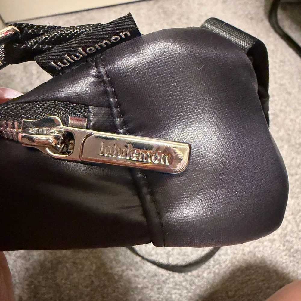 lululemon athletica  puff crossbody bag- Black - Picture 3 of 8